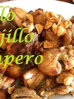Una foto de Pollo al ajillo campero