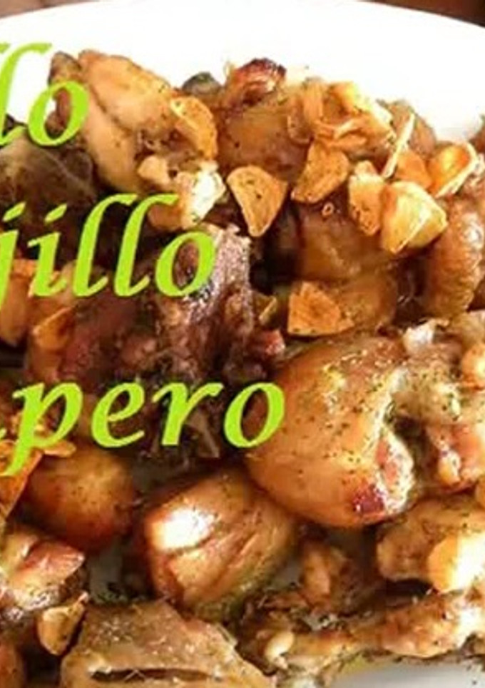 Una foto de Pollo al ajillo campero