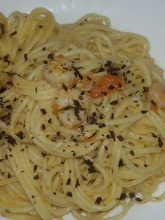 Una foto de Spaguettis con gambas y algas