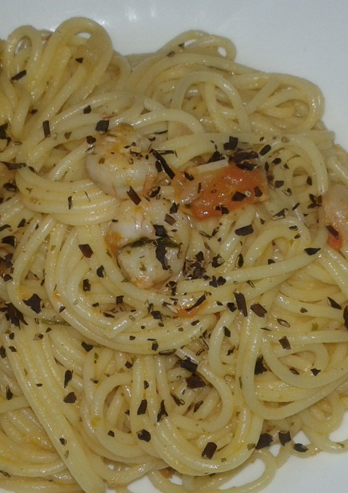 Una foto de Spaguettis con gambas y algas