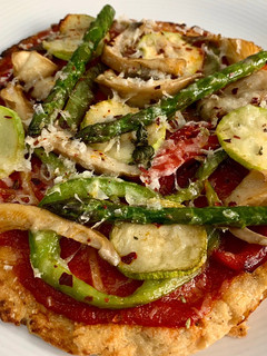 Una foto de Pizza de coliflor y verduras