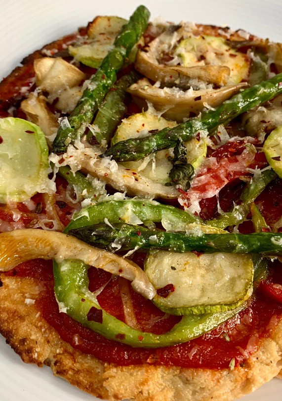 Una foto de Pizza de coliflor y verduras