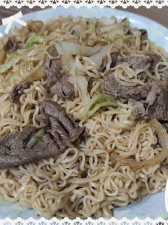 牛肉炒泡麵(簡單料理) 的食譜成品照片