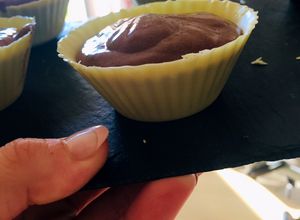 Une photo de Mousse au chocolat avec sa petite coque en chocolat blanc