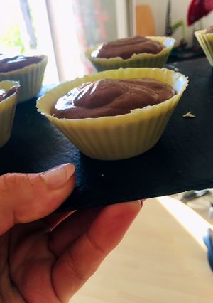 Une photo de Mousse au chocolat avec sa petite coque en chocolat blanc