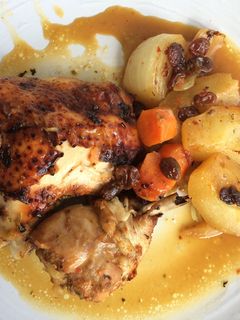 Una foto de Pollo con peras y manzanas