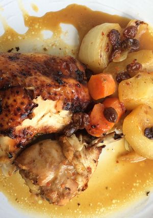 Una foto de Pollo con peras y manzanas