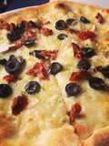 Pizza 4 quesos con tomates secos y aceitunas