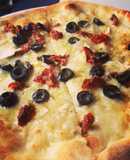Pizza 4 quesos con tomates secos y aceitunas
