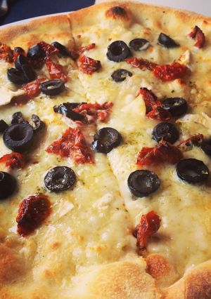 Una foto de Pizza 4 quesos con tomates secos y aceitunas