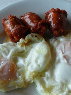 Una foto de Huevos fritos con chorizo colorado