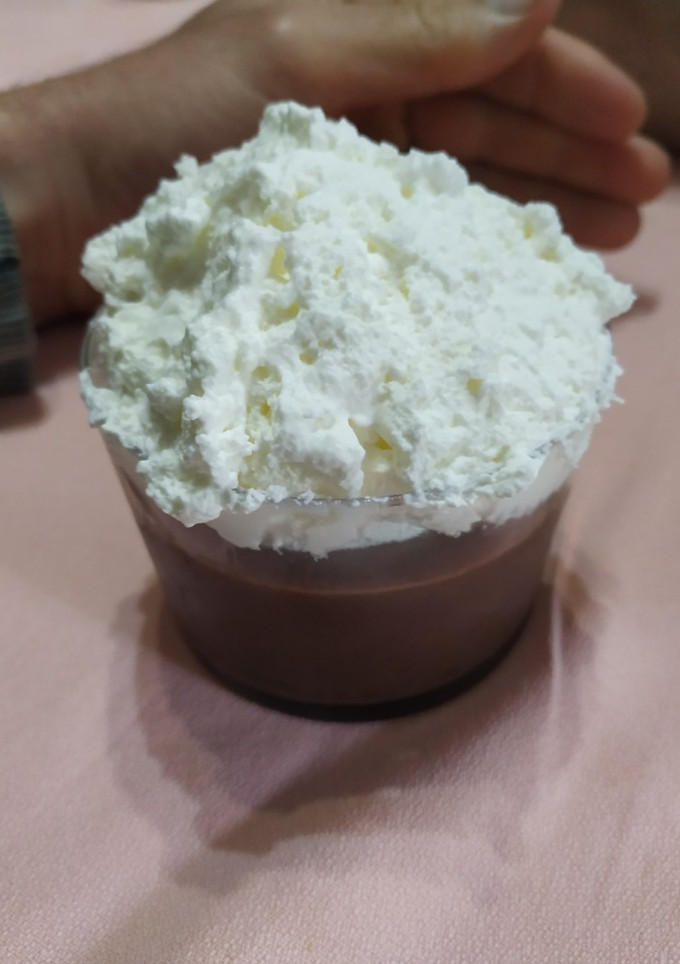Una foto de Flan de chocolate y nata