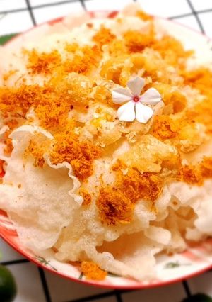 Hình của món Da gà và bánh tráng chiên giòn rắc chà bông.