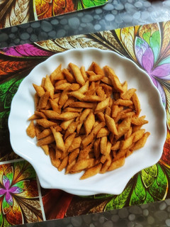 नमक पारे (namakpare recipe in Hindi) रेसिपी मुख्य फोटो