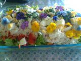 Ensalada primaveral con flores comestibles