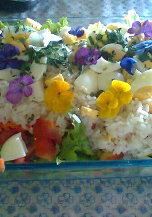 Una foto de Ensalada primaveral con flores comestibles