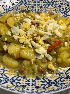 Una foto de Papas en salsa verde con huevo duro y judías verdes