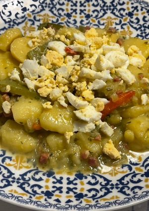 Una foto de Papas en salsa verde con huevo duro y judías verdes