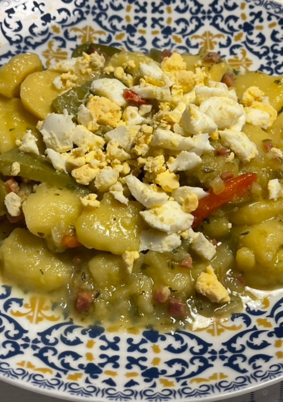 Una foto de Papas en salsa verde con huevo duro y judías verdes