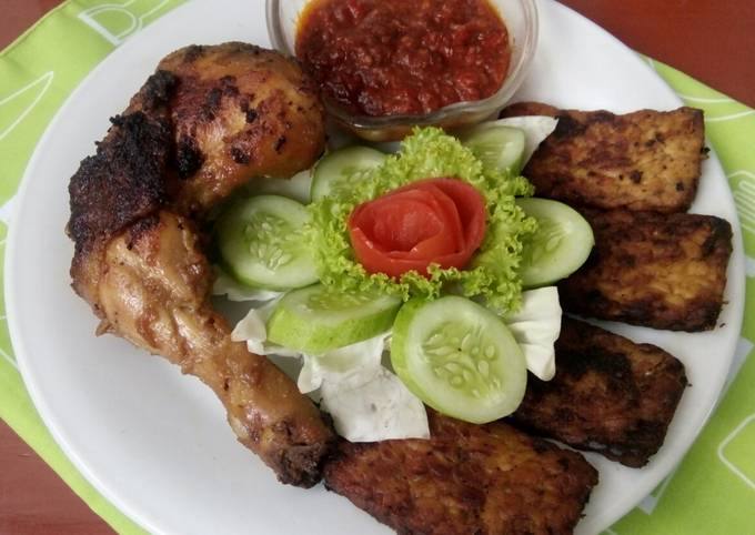 Cara bikin Ayam Bakar Kalasan plus Tempe & Sambal Cara bikin Ayam Bakar Kalasan plus Tempe & Sambal