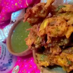 A picture of Aloo piyaz k pakoray.