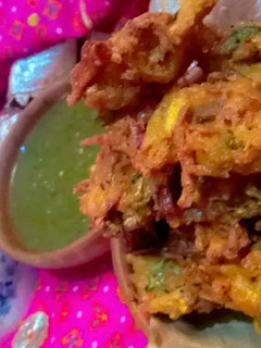 A picture of Aloo piyaz k pakoray.
