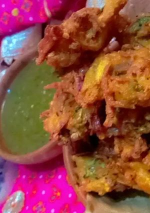 A picture of Aloo piyaz k pakoray.