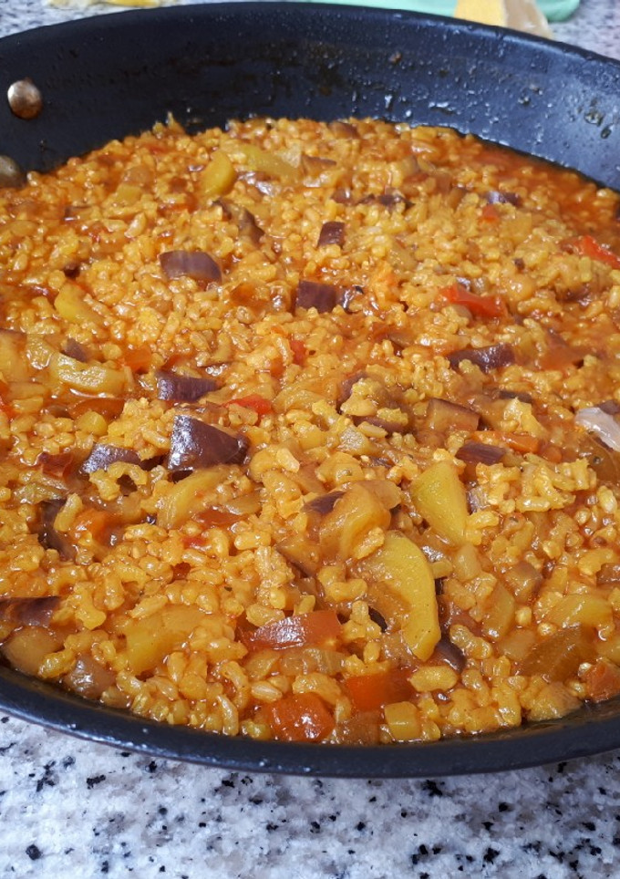 Una foto de Arroz integral con verduras