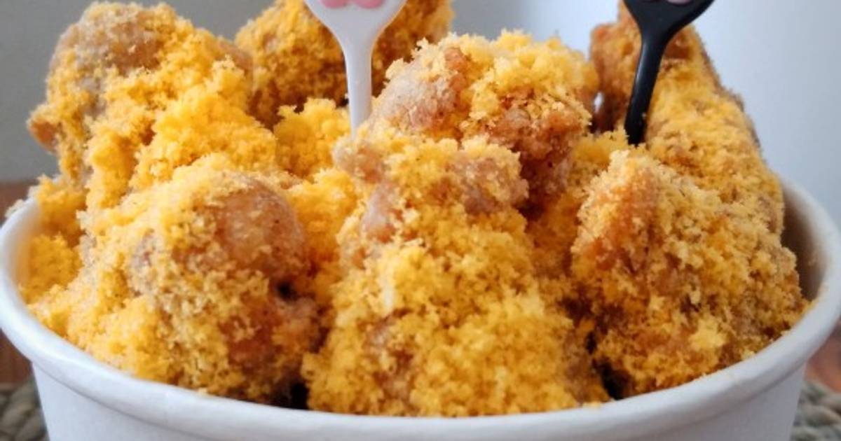 Ayam Cheetos Renyah: Potongan ayam goreng renyah dengan balutan serpihan Cheetos yang memberikan tekstur gurih dan cita rasa unik