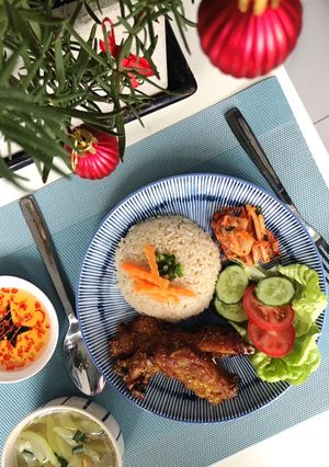 Hình của món Cơm tấm sườn nướng.