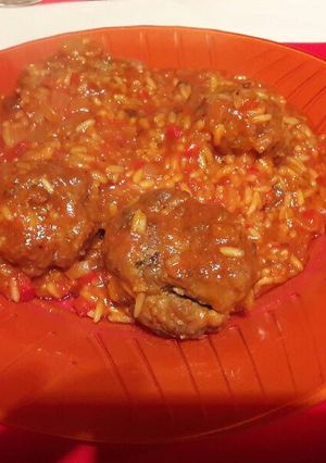 Una foto de Albóndigas con arroz