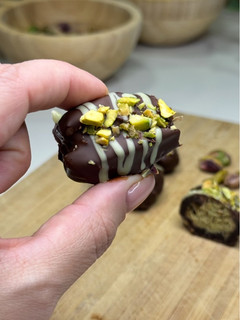 صورة لوصفة تمر محشي بالشوكولاتة على طريقة شوكولاته دبي 🍫
