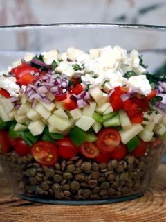 Una foto de Ensalada de lentejas y queso de cabra