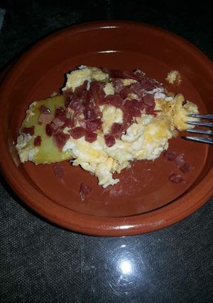 Una foto de Patatas al pelotón con huevo y jamón