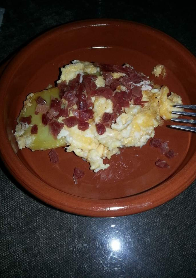 Una foto de Patatas al pelotón con huevo y jamón