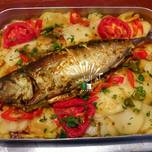 سمكة في الفرن محشوة بالأرز والجمبري مع الخضر (بطاطا،طماطم،فلفل)