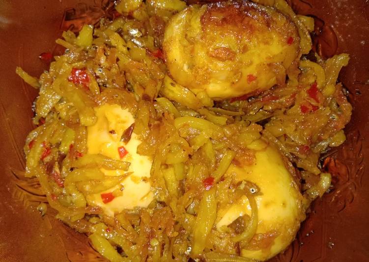 Balado kentang crispy dengan telur dan teri