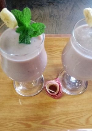 A picture of Apple, banana, raspberry smoothie 🥤.