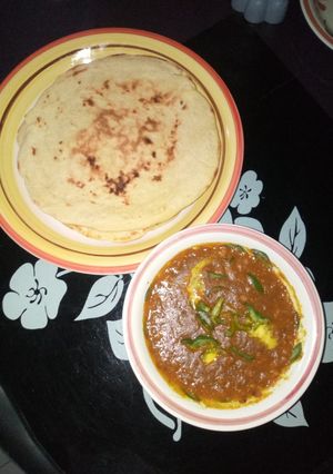 A picture of Indian roti with potatoes soup.