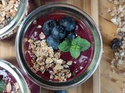 Une photo de mousse fruits rouges