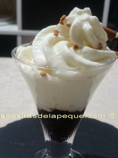 Una foto de Espuma de arroz con leche y mermelada de arándanos