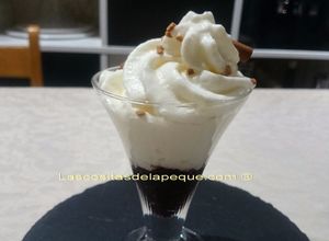 Foto principal de Espuma de arroz con leche y mermelada de arándanos