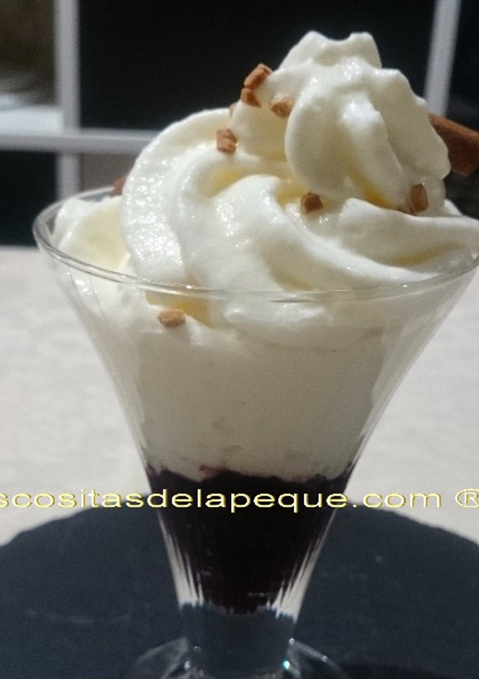 Una foto de Espuma de arroz con leche y mermelada de arándanos