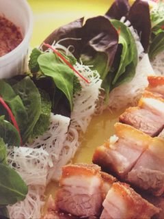 รูปของ เส้นหมี่หมูกรอบ