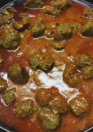 A picture of Kofta Stew with Yogurt and Cream.