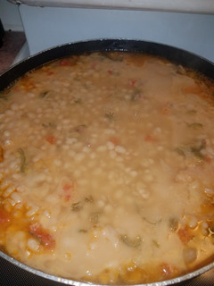 A picture of White navy beans.