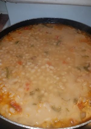 A picture of White navy beans.