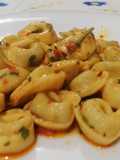 Tortellini ripieni di Carne con Olio, Aglio e Peperoncino Rosso a Polvere