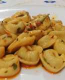 Tortellini ripieni di Carne con Olio, Aglio e Peperoncino Rosso a Polvere