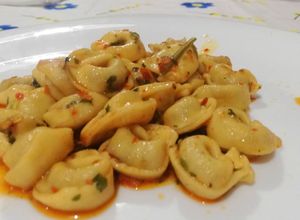 Foto di Tortellini ripieni di Carne con Olio, Aglio e Peperoncino Rosso a Polvere